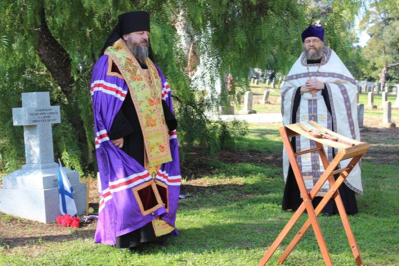 Религиозная церемония на кладбище под деревьями